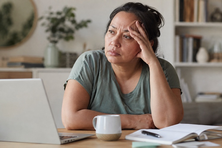 Woman experiencing brain fog and difficulty concentrating during perimenopause.